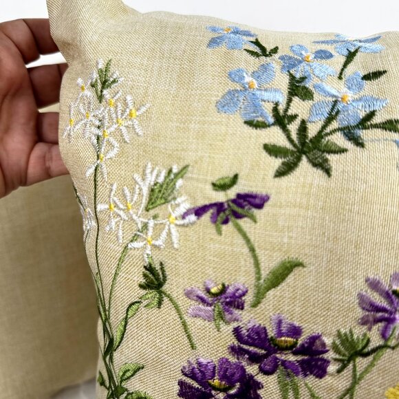 Charles Gallen Irish Linen Embroidered Wildflower Throw Accent Pillows 16x16" - Picture 12 of 16